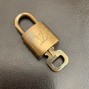 Pre-loved LV Lock & Key Set 317